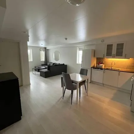 Moderne Og Sentral Kjellerleilighet Med Parkering *