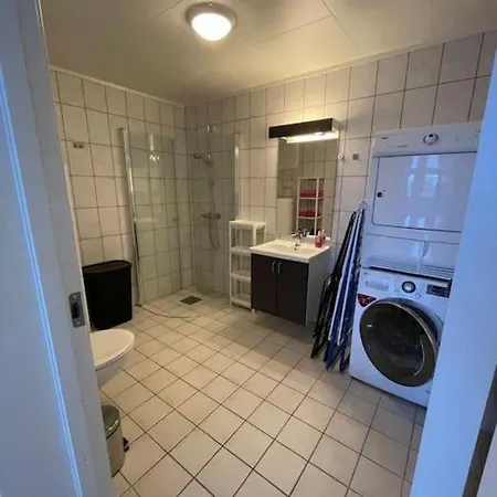 Moderne Og Sentral Kjellerleilighet Med Parkering Apartament