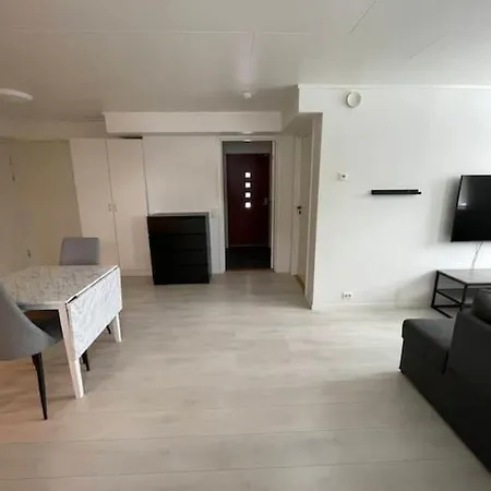 Lägenhet Moderne Og Sentral Kjellerleilighet Med Parkering *