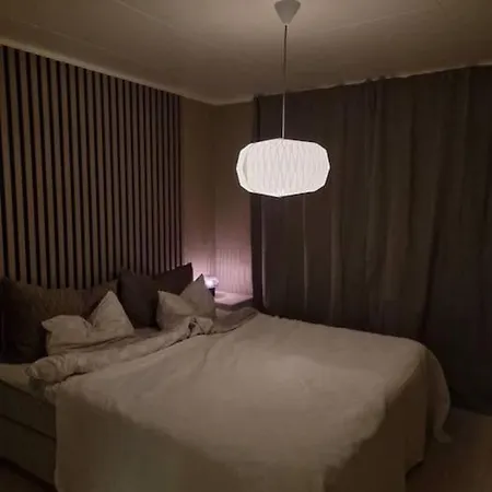 Moderne Og Sentral Kjellerleilighet Med Parkering